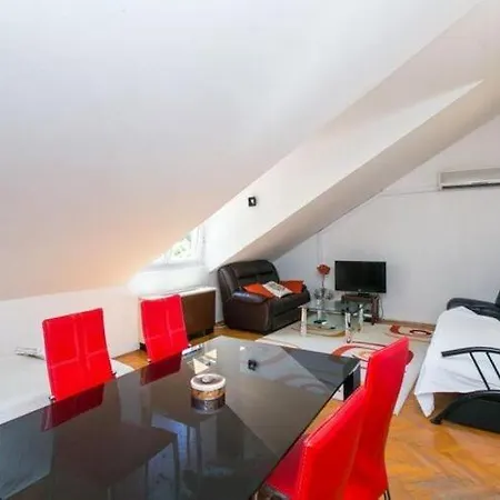 Harlekin- One-bedroom With Sea View