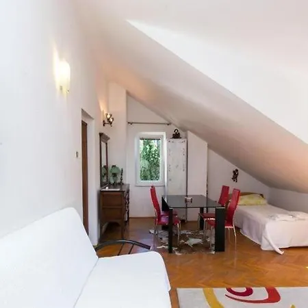Harlekin- One-bedroom With Sea View